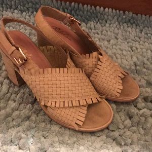 Beautiful tan Rebel chunky sandal size 7 💕